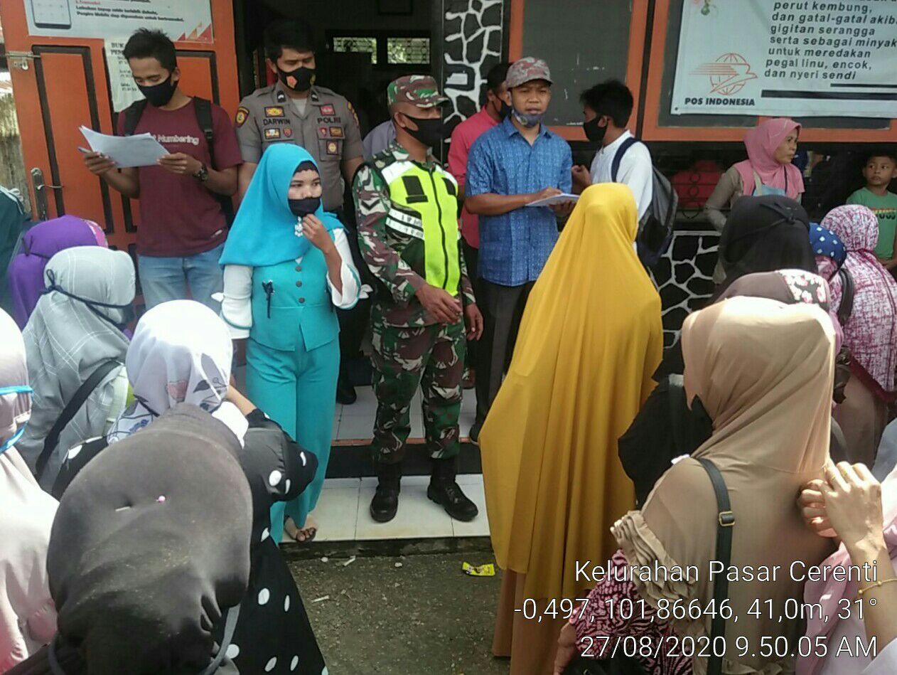 Salurkan BST, Babinsa Koramil 06/Cerenti Dim 0302/Inhu Turut Mengawasi Pembagian  BST Kepada  Warga