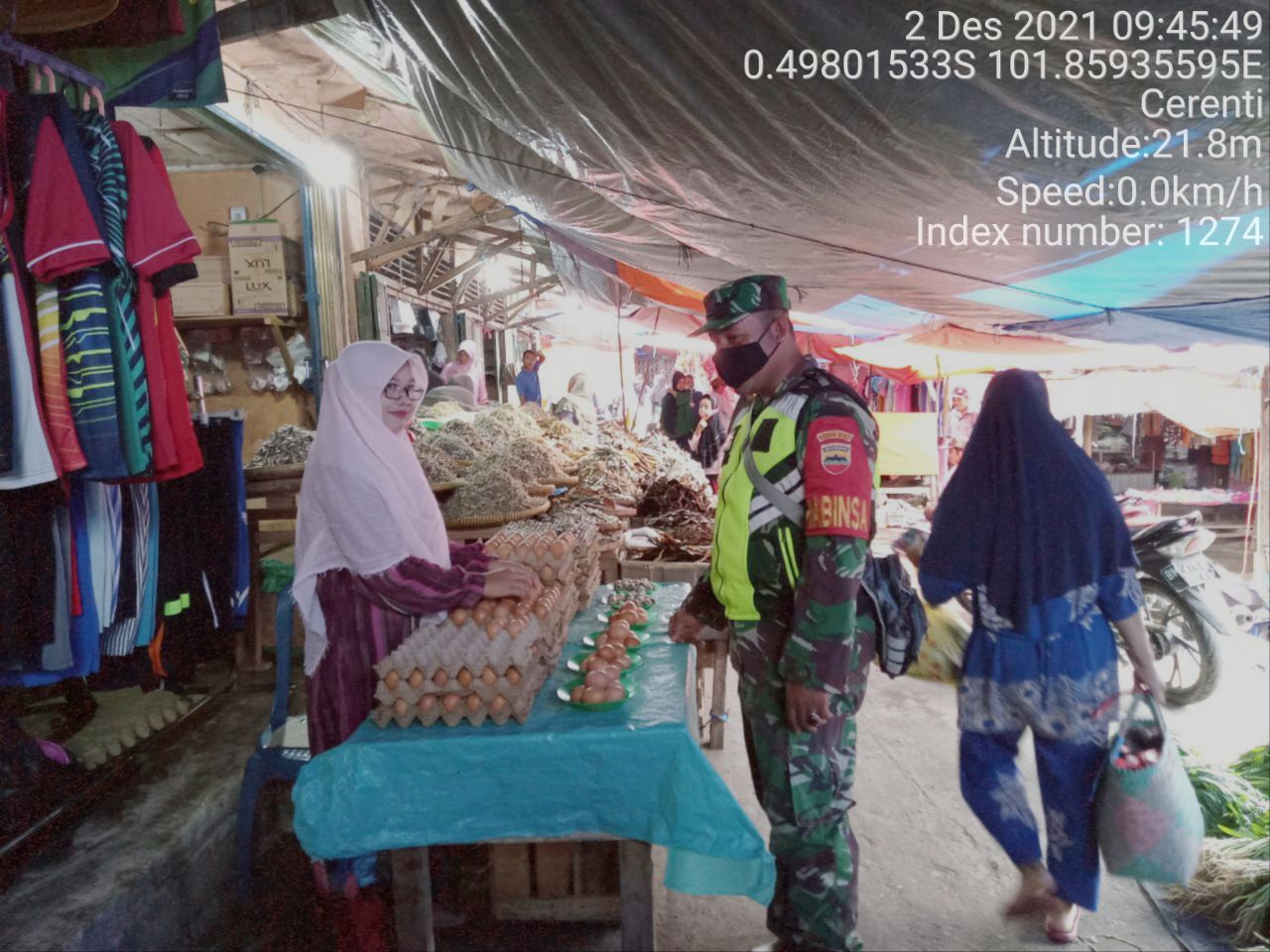 Babinsa Koramil 06/Cerenti Dim 0302/Inhu Cek Harga Sembako Serta Himbau Prokes Dipasar Tradisional