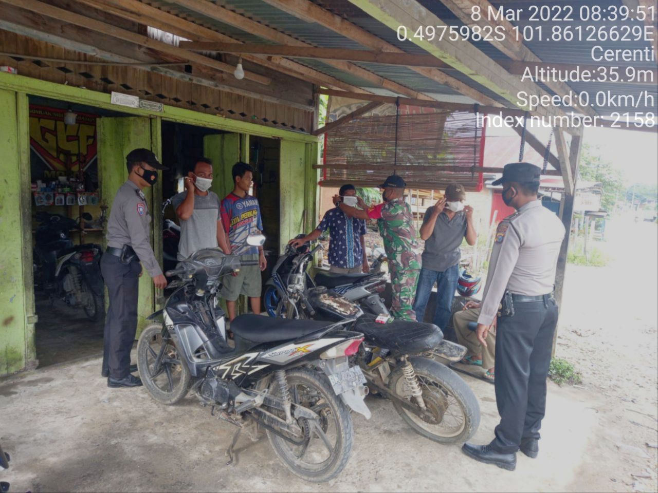 Babinsa Koramil 06/ Cerenti  Kodim 0302/ Inhu  Bagikan Masker  Kepada Warga di Kampung Baru Timur Kecamatan Cerenti