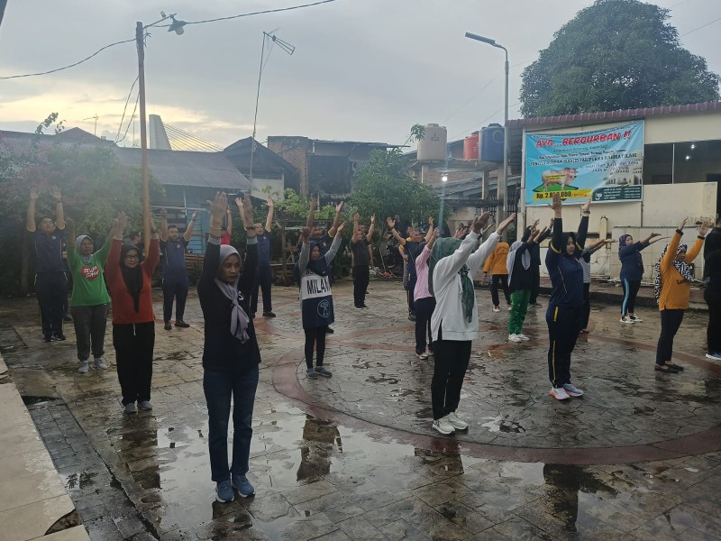 Kapolsek Senapelan Ajak Warga Kampung Dalam Senam Sehat dan Penghijauan Demi Kampung Bersinar