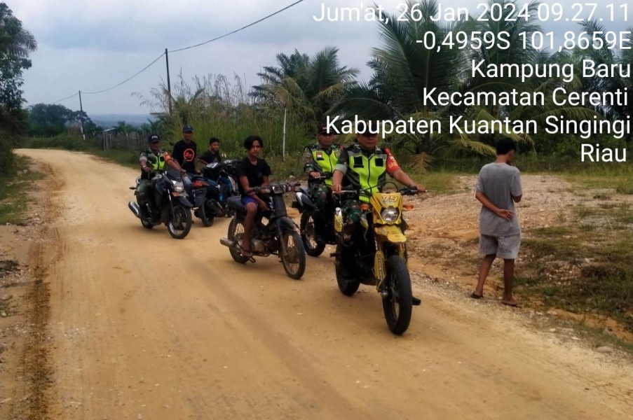 Serda Jamma Anur Dan Babinsa Koramil 06/Cerenti Kodim 0302/Inhu Lainnya Laksanakan Patroli Karhutla Di Desa Binaan