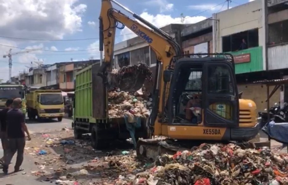 Tumpukan Sampah di Pasar Agus Salim Pekanbaru Mulai Dibersihkan