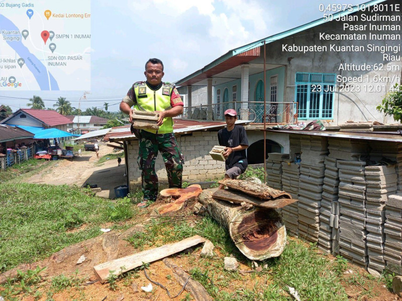 Di Desa Pasar Inuman Kecamatan Inuman Kabupaten Kuansing Babinsa Koramil 06/Cerenti Kodim 0302 /Inhu Melaksanakan Gotong Royong