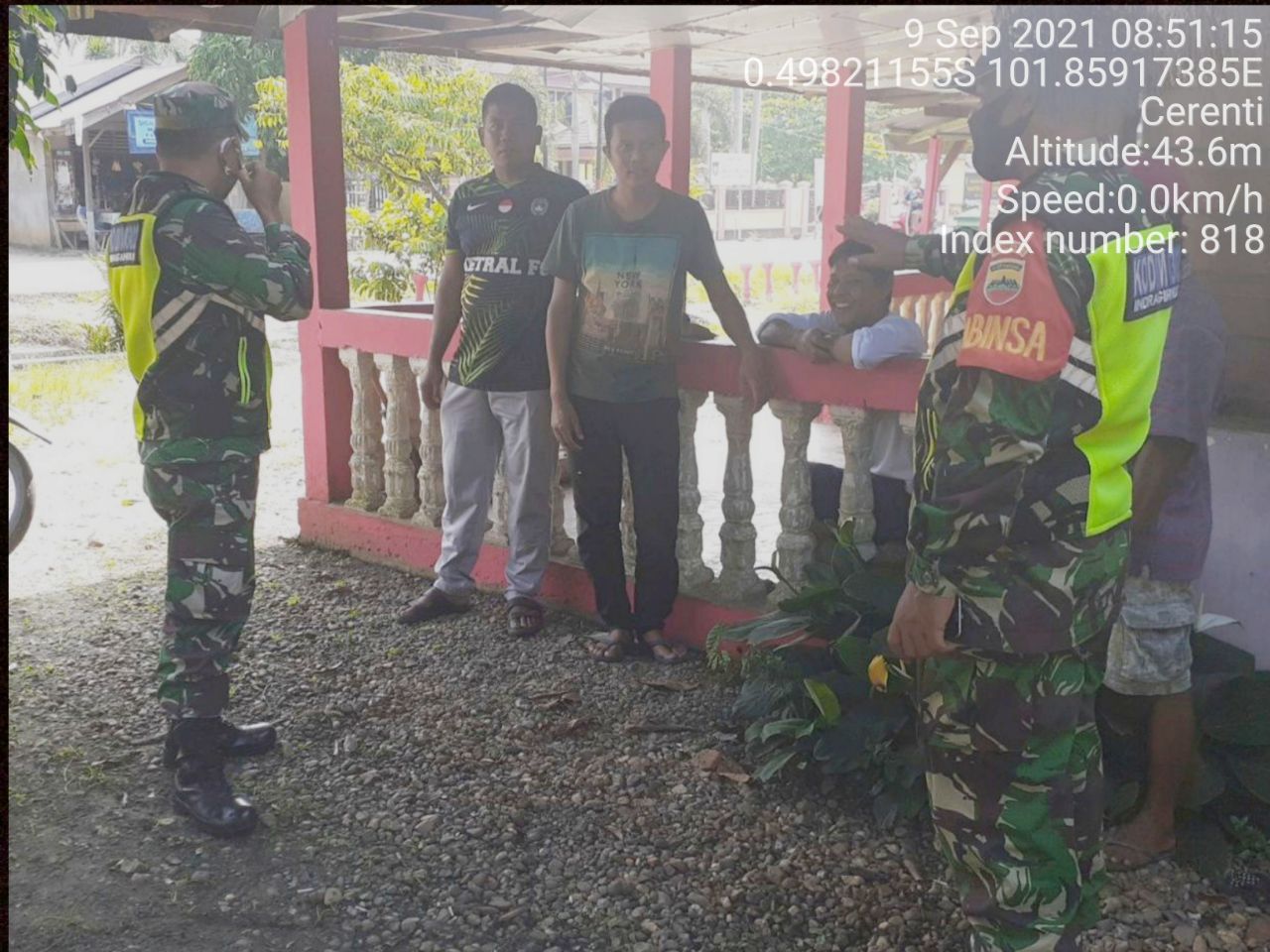 Babinsa Koramil 06/ Cerenti, Kodim 0302/ Inhu Himbau Warga Masyarakat Akan Pentingnya Penegakkan Protokol Kesehatan di Desa Kampung Baru Cerenti