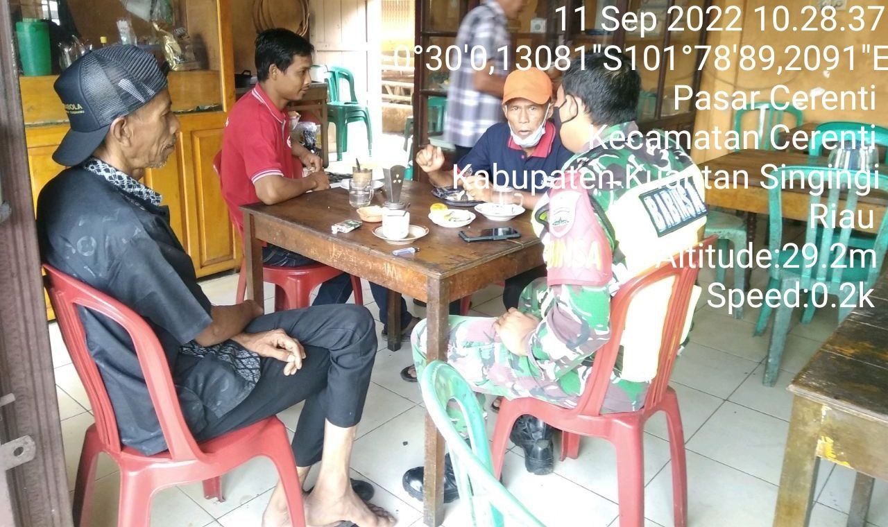 Di Kelurahan Pasar Cerenti, Babinsa Koramil 06/Cerenti Kodim 0302/Inhu Komsos Dengan Warga Binaan Memberikan Pengertian Tentang Pentingnya Menjaga Protokol Kesehatan