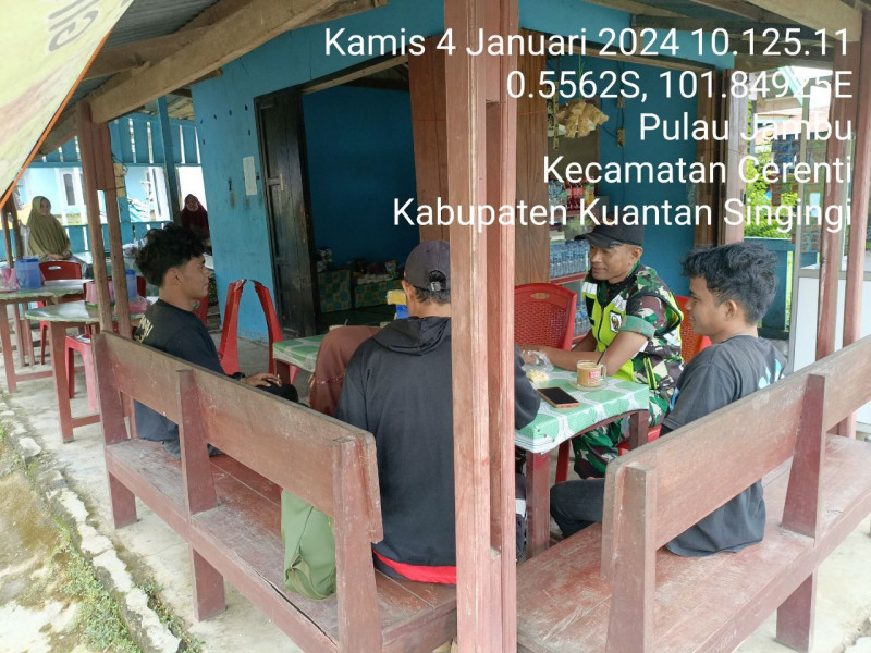 Babinsa Koramil 06/Cerenti Kodim 0302/Inhu Serda Jama Anur Jaga  Keakraban Dengan Warga Desa Pulau Jambu Dengan  Media Komsos Untuk Mempererat Tali Silaturahmi