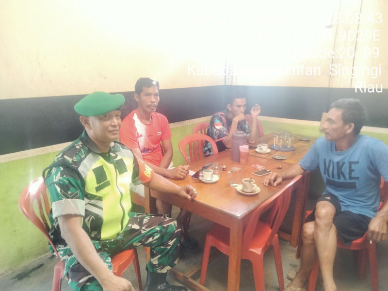 Serda Juanda Anggota Koramil 06/Cerenti Kodim 0302/Inhu Komsos Dengan Warga