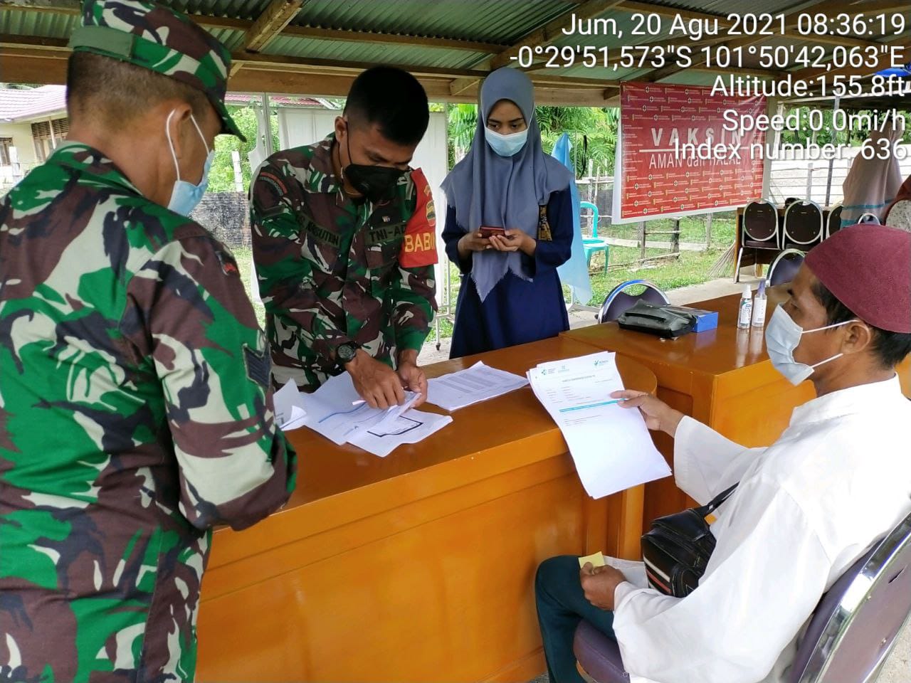 Babinsa Koramil 06/Cerenti Kodim 0302/Inhu Dampingi Tim Kesehatan Suntik Vaksinpak Kedua di Puskesmas Cerenti