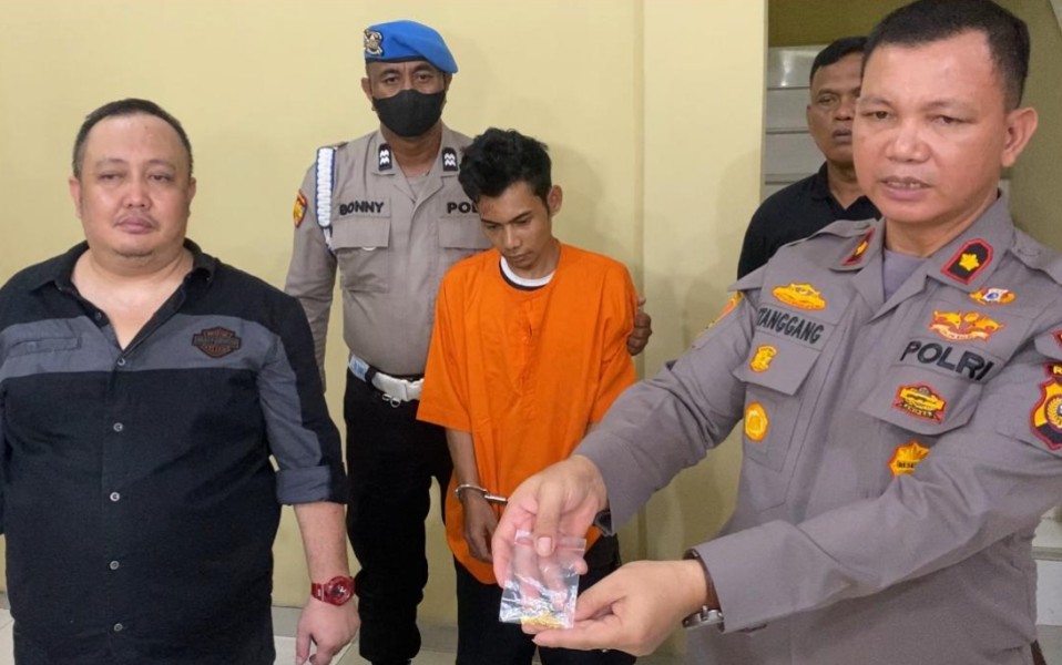 Kepepet Ongkos Pulang, Pemuda Rohul Curi Kalung Emas di Toko Nirwana