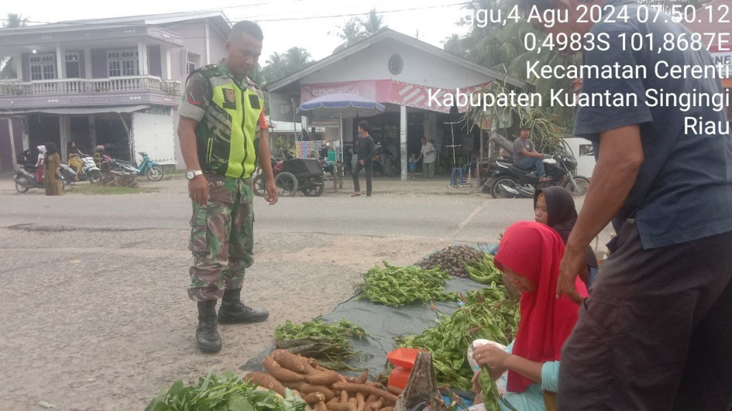 Di Pasar Tradisional Kopda Junedi Anggota Babinsa Koramil 06/Cerenti Kodim 0302/Inhu Cek Harga Sembako 