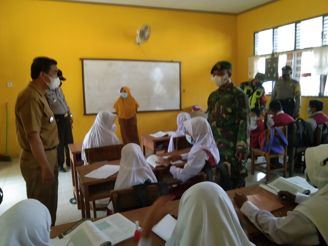 Koramil 06/Cerenti Dim 0302/Inhu Bersama Upika Kec. Cerenti Berikan Sosialisasi Serta Himbauan Kepada Guru Serta Pelajar SD,SMP DAN SMA