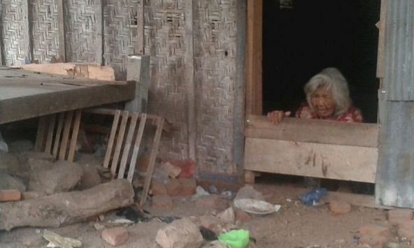 Miris! Bertetangga dengan Anggota Dewan, Nenek Sebatang Kara Ini Justru Kerap Makan Tanah