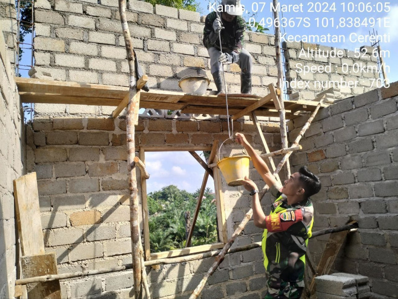 Babinsa Koramil 06/Cerenti   Kodim 0302/Inhu Bergotong Membantu Warga Membangun Rumah Di Pulau Jambu 