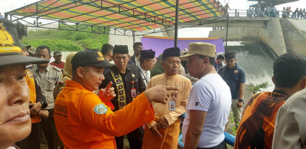 Belum Ditemukan  Plt Bupati H. Suhardiman Ikut Memantau Pencarian Korban Di Bendungan Pangean
