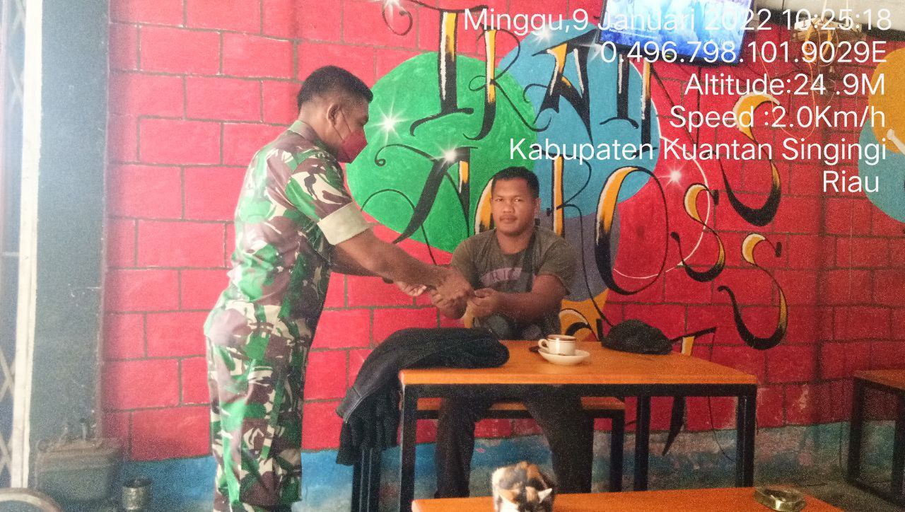 Temui Pengunjung Warung Kopi, Babinsa Koramil 06/ Cerenti Kodim 0302/Inhu Bagiakan Masker Dan Imbau Warga Tentang Prokes