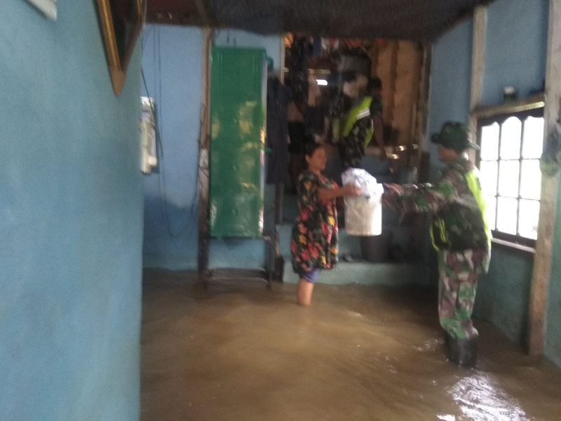 Tanggap Bencana Para Babinsa Koramil 06/Cerenti Kodim 0302/Inhu Bantu Evakuasi Korban Banjir di Kecamatan Cerenti