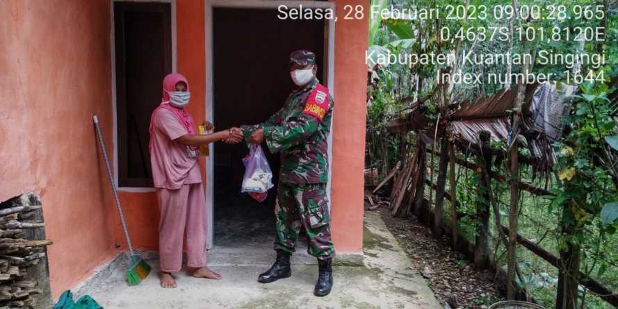 Babinsa Koramil 06/Cerenti Kodim 0302/Inhu Memberi Bantuan Kepada Masyarakat di Desa Pulau Sipan 