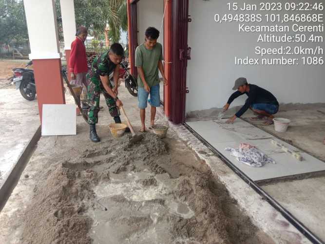 Babinsa Koramil 06/Cerenti Kodim 0302/Inhu Bantu Warga Binaan Melanjutkan Pemasangan Keramik Lantai Ruko