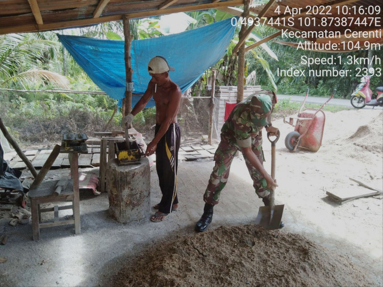 Babinsa Koramil 06/Cerenti Kodim 0302/Inhu Babinsa Bantu Pembuatan Batako Bapak Sudir di Tanjung Medan