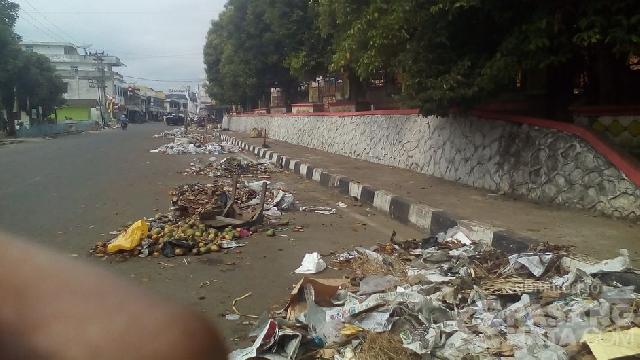 Sampah Menggunung di Sekitar Terminal dan Jalan Tobek Panjang