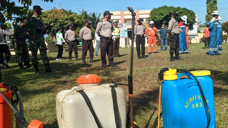 Polsek Ukui bersama TNI, Pemerintah Kecamatan Ukui dan Perusahaan Lakukan Penyemprotan Disinfektan 