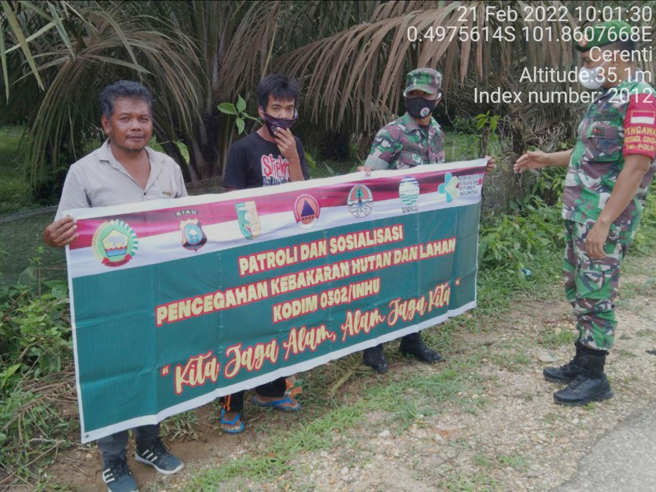 Sertu Efison BABINSA KORAMIL 06/CERENTI KODIM 0302/ INHU LAKSANAKAN PATROLI UNTUK CEGAH KEBAKARAN HUTAN DAN LAHAN di Desa Sikakak Kecamatan Cerenti Kabupaten