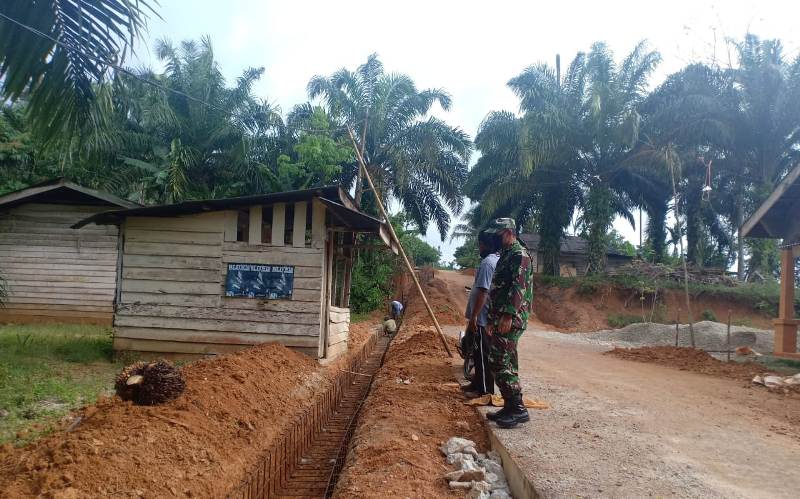 Babinsa Koramil 13/Rokan Pantau Kegiatan Padat Karya Pembuatan Drainase di Desa Air Panas