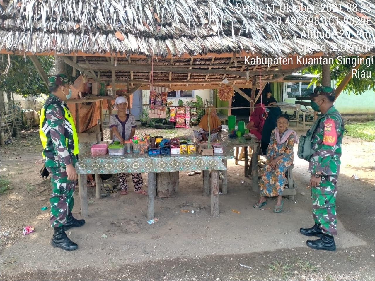 Babinsa Koramil 06/Cerenti Kodim 0302/Inhu Himbauan Prokes Kepada Warga  Di Desa Binaan 