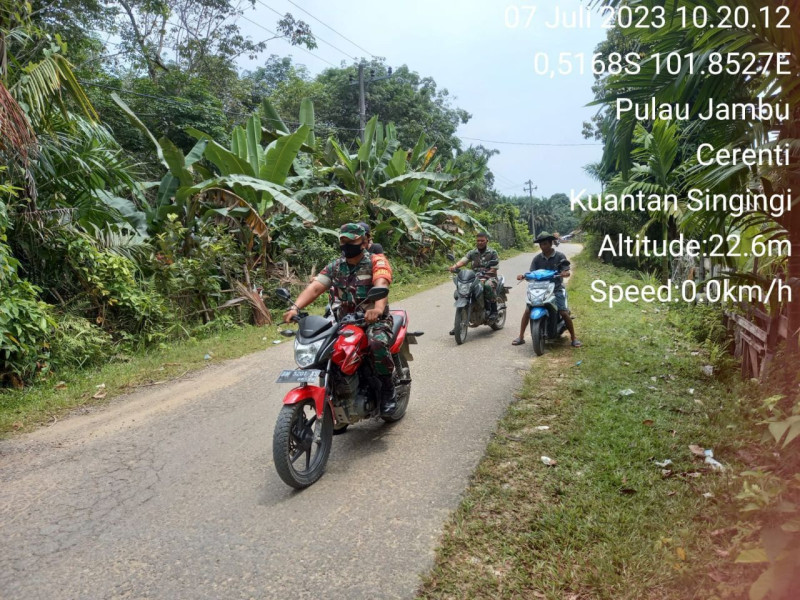 Kopda Irwan Babinsa Koramil 06/Cerenti Dim 0302/Inhu Rutin Berikan Sosialisasi Dan Patroli Tentang Bahaya Karhutla Diwilayah Binaan Bersama Warga