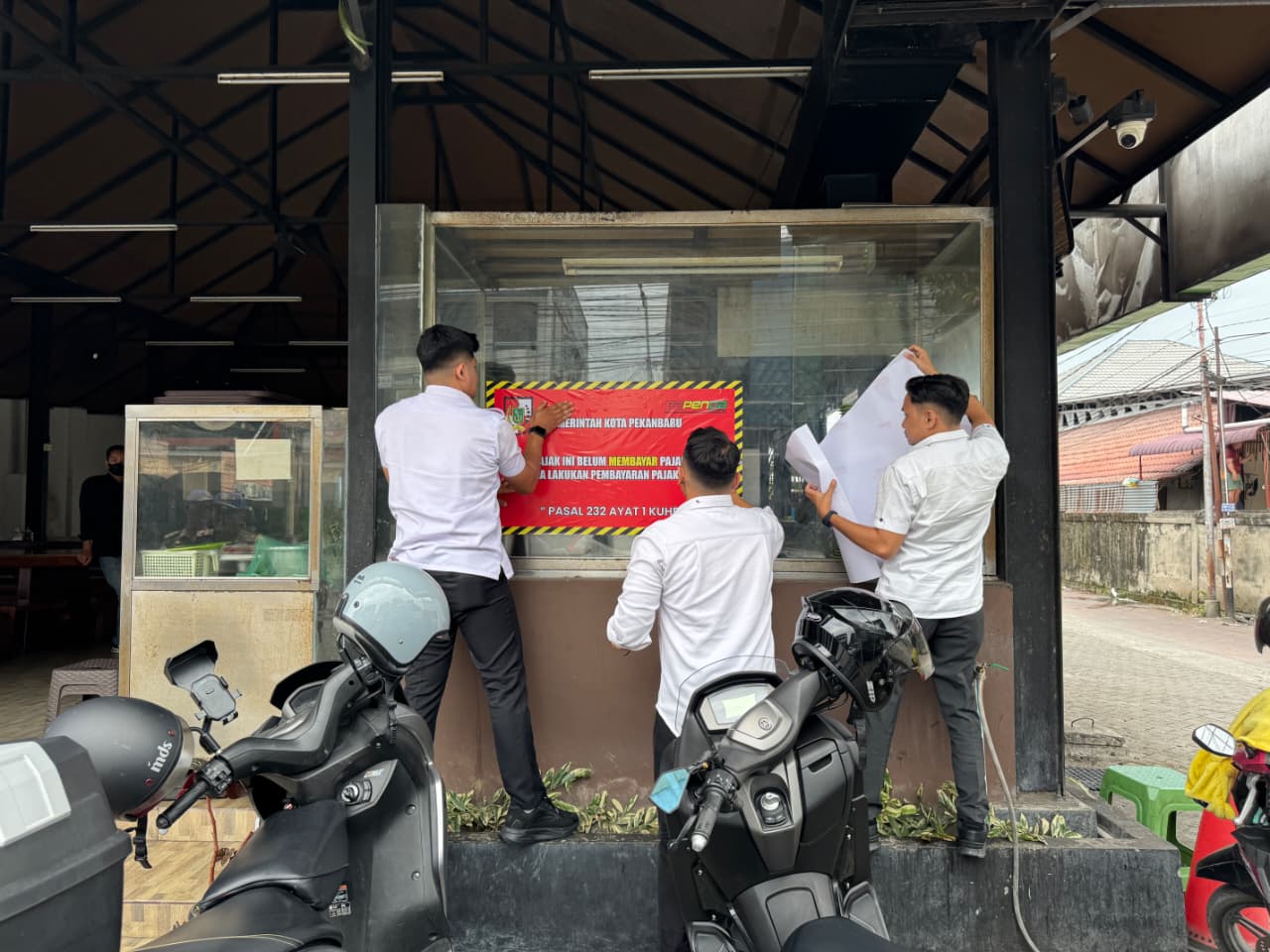 Bertindak Tegas, Bapenda Pekanbaru Segel Sementara Objek Pajak Nunggak di Jalan Riau
