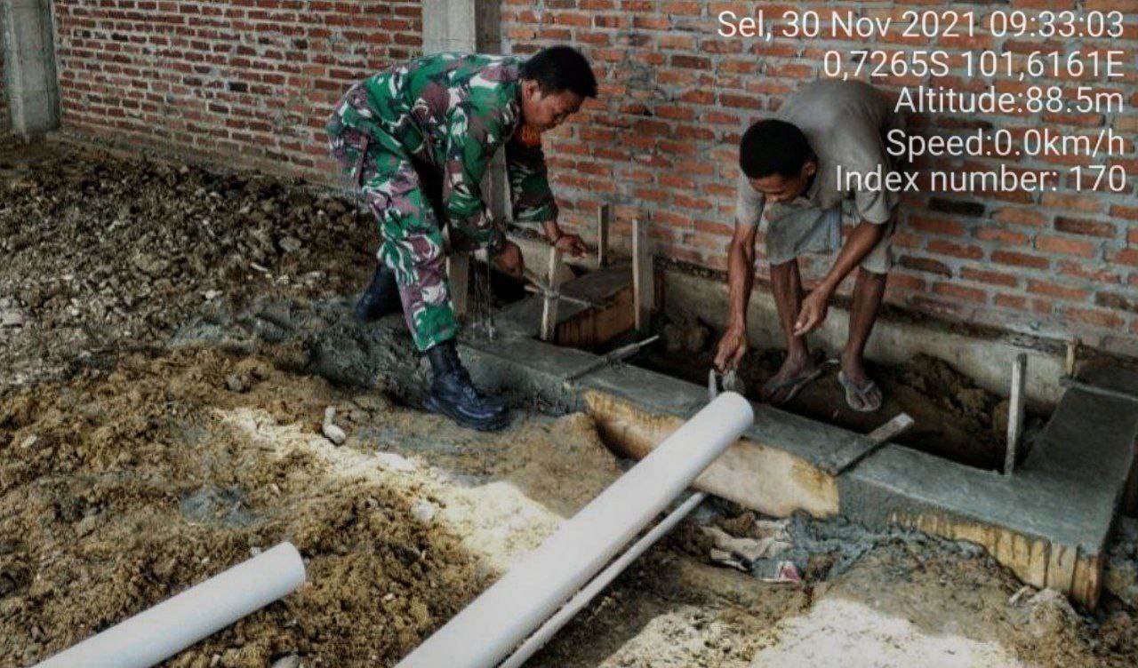 Babinsa Koramil 06/Cerenti Kodim 0302/ Inhu Babinsa Menolong Masyarakat Membuat WC Saluran Bembuangan Air