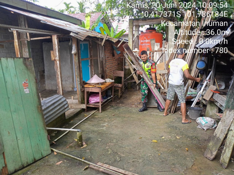 Babinsa Koramil 06/Cerenti  Kodim  0302/Inhu Membuat Dapur Bersama Warga Desa Sigaruntang Kecamatan Inuman Kabupaten Kuantan Singingi