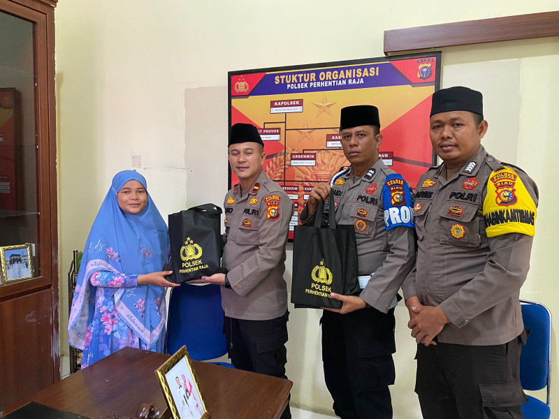 Aura, Gadis Manis Pelantun Ayat Suci Al-Quran Diangkat Anak Asuh Polsek Perhentian Raja