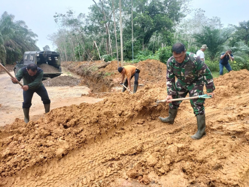 Anggota Satgas TMMD Kodim 0302/Inhu Melanjutkan Pemasangan Gorong Gorong Di Desa Redang Kecamatan Rengat Barat Kabupaten Indragiri Hulu
