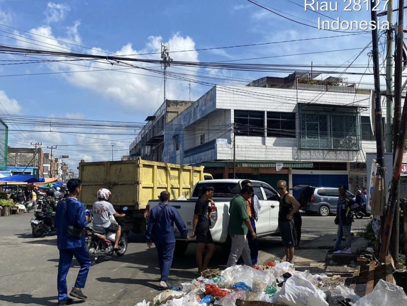 DLHK Kota Pekanbaru Gelar Penegakan Hukum dan Sosialisasi Jam Pembuangan Sampah di TPS Teratai