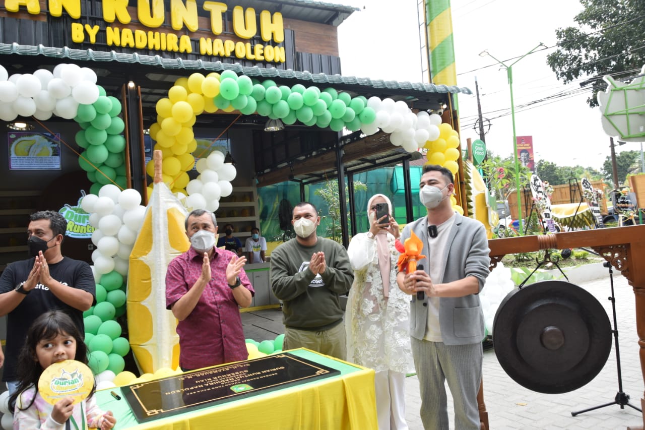 Raffi Ahmad dan Gubri Syamsuar Nikmati Level Baru Makan Durian saat Grand Opening Durian Runtuh