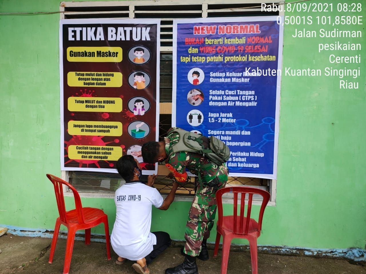 Babinsa Koramil 06/Cerenti Dim 0302/Inhu Dan Perangkat Desa Pasang Spanduk Himbauan Covid-19 di Wilayah Binaanya Desa Pesikaian