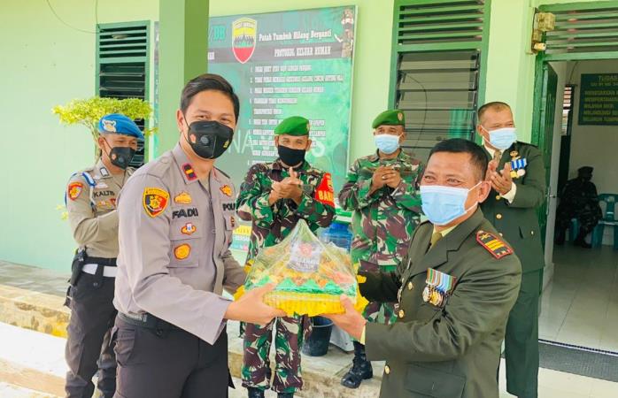 Peringati HUT TNI ke-75, Polsek Langgam Berikan Kejutan kepada Koramil 09/ Langgam