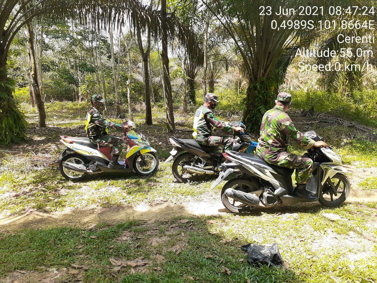 Koramil 06/Cerenti Terus  Sosialisasikan Dan Patroli Tentang Bahaya Karhutla Di Wilayah Binaannya di Desa Kompe Berangin