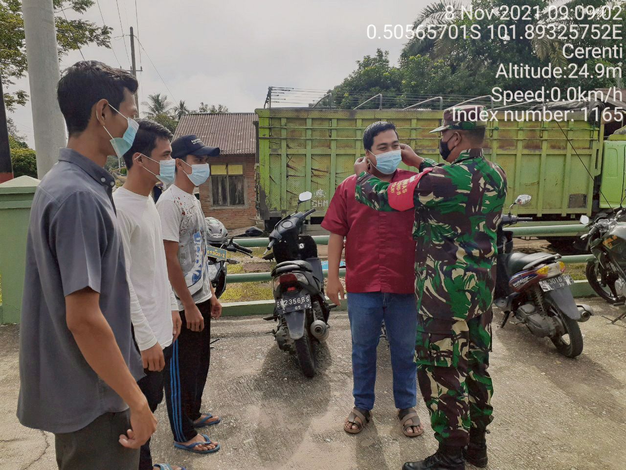 Babinsa Koramil 06/ Cerenti  Kodim 0302/ Inhu  Bagikan Masker  Kepada Warga Desa Kampung Baru Timur