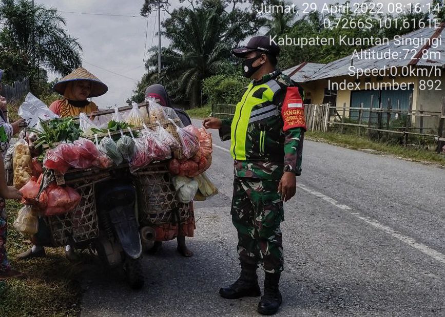Babinsa Koramil 06/Cerenti  Kodim 0302/Inhu Melaksanakan Komsos Dengan Masyarakat dan Pedagang Asongan