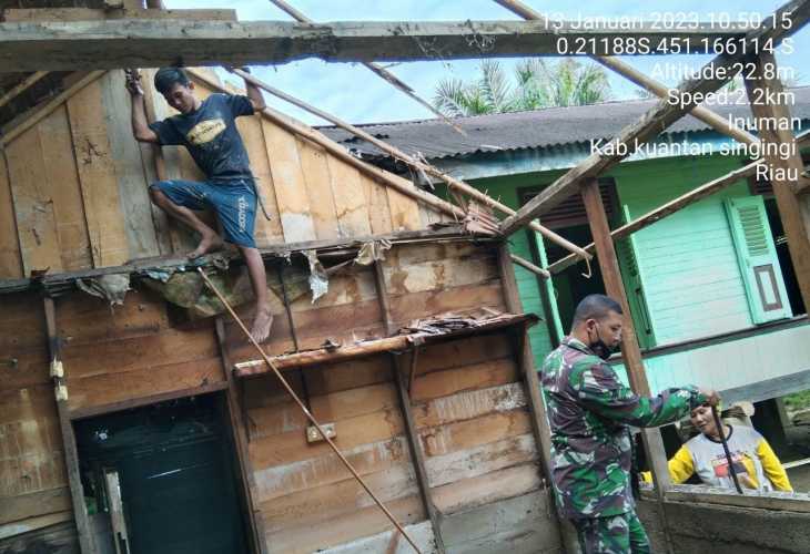 Anggota Koramil 06/Cerenti Kodim 0302/Inhu Babinsa Gotong Royong Dengan Masyarakat Bangun Warung Milik Warga Binaan