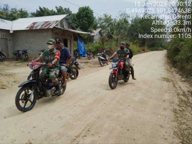 Babinsa Koramil 06/Cerenti Kodim 0302/Inhu Laksanakan Patroli Untuk Cegah Kebakaran Hutan Dan Lahan di Desa Kompe Berangin 