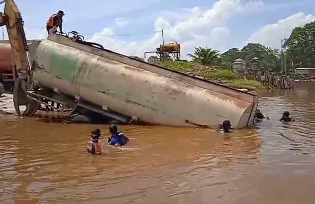 Truk Tangki CPO Terperosok ke Sungai Kampar, Sopir Meninggal Dunia