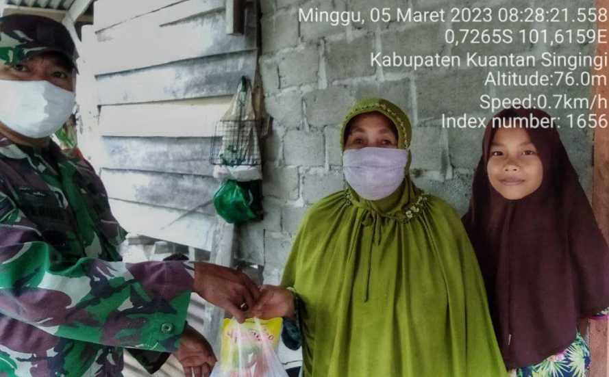 Babinsa Koramil 06/Cerenti Kodim 0302/Inhu Memberi Bantuan Kepada Masyarakat di Desa Pulau Sipan Kecamatan Inuman 