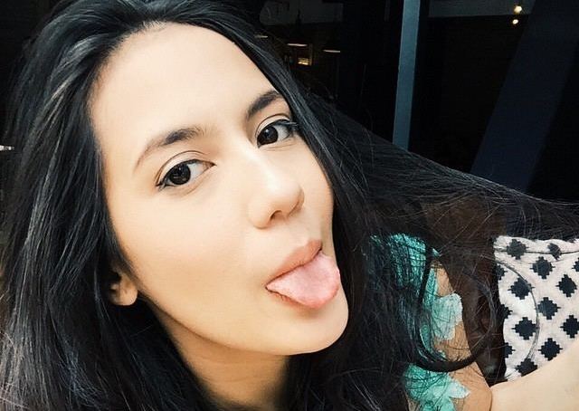 Benarkah Selfie Sambil Menjulurkan Lidah Berarti Nafsunya Sedang Tinggi dan Diharamkan?