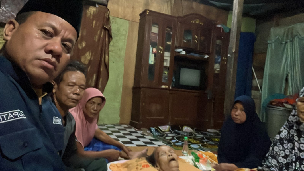 Bupati Langsung Tindaklanjuti Laporan Warga,  Kirim Dokter Dan Ambulance Tinjau Pasien