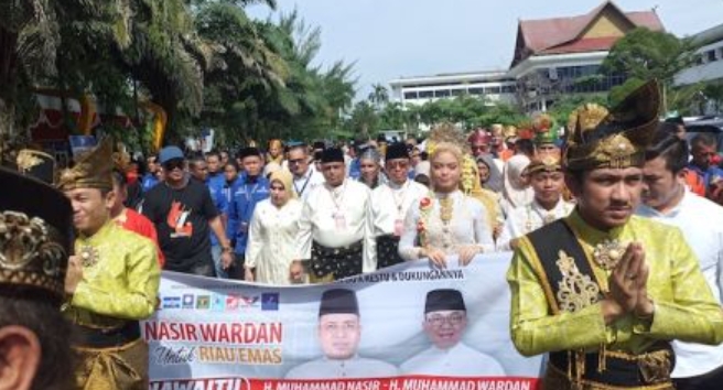 Mendaftar ke KPU Riau, Nasir-Wardan Disambut Sejumlah Kesenian Daerah