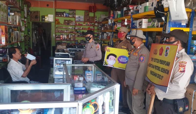 Personel Polsek Kuala Kampar Gelar Operasi Yustisi bersama Satpol PP di Kelurahan Teluk Dalam