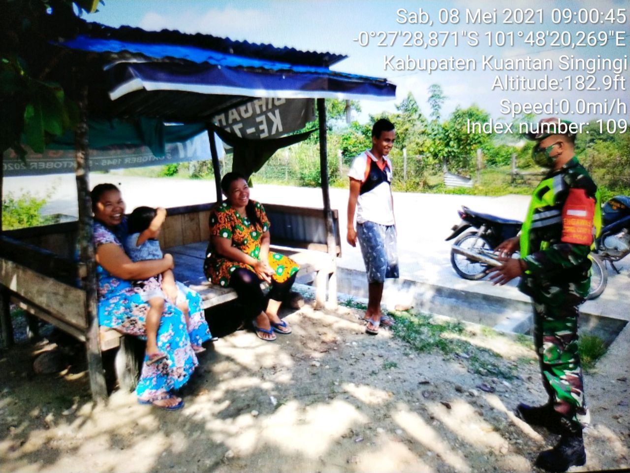 Sertu Heriyus Saputera Babinsa Koramil 06/Cerenti Kodim 0302/Inhu Melaksanakan Komsos Dengan Warga Binaan Desa Koto Cerenti